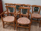 six chaises en bois alignées sur le sol