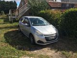 une voiture argentée garée devant une maison