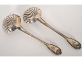 une paire de cuillères en argent ornées de coquillages