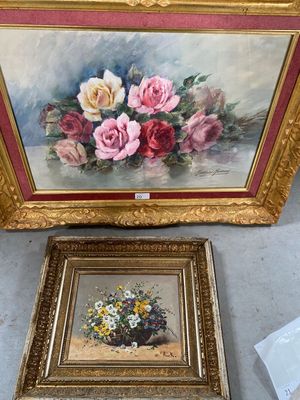 une photo d'un tableau et une photo de fleurs posées par terre