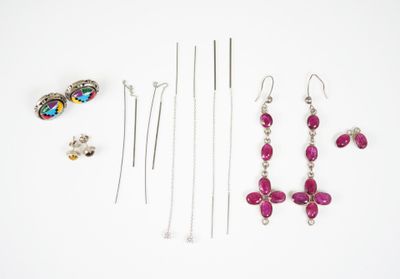 plusieurs types de bijoux différents sur une surface blanche