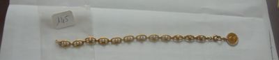 un bracelet de perles dorées exposé dans la vitrine d'un magasin