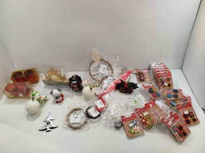 de nombreux objets posés sur une table blanche