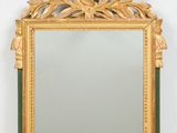 une image représentant un miroir avec un cadre doré et une bordure verte