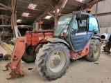 un tracteur garé à l'intérieur d'un bâtiment