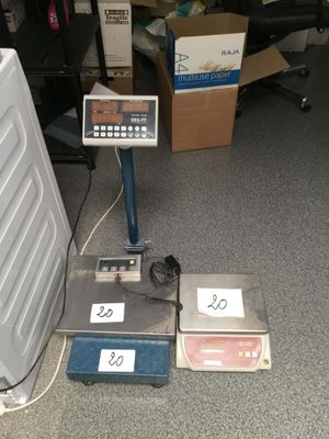 a scale that is sitting on the floor next to some boxes