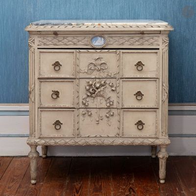 une commode sur laquelle est posée une horloge