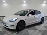 une photo d'une Tesla Model 3 blanche dans un showroom