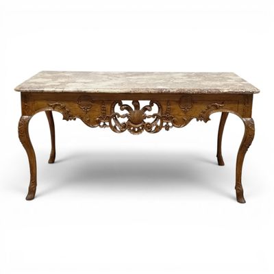 une vieille table en bois avec un plateau en marbre sur fond blanc