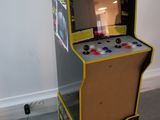 une console de jeux vidéo posée par terre