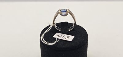 un gros plan d'une bague sur laquelle est accrochée une étiquette avec un nom