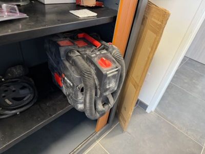 un aspirateur posé sur une étagère dans une pièce