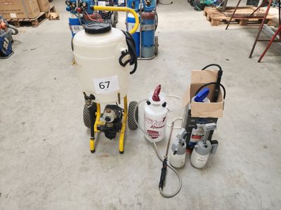 une photo d'une pièce remplie d'outils et de matériel