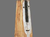 une sculpture représentant un oiseau posée sur un morceau de bois