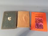 trois livres posés sur une table l'un à côté de l'autre