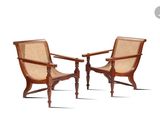 paire de chaises avec des dossiers en rotin et des dossiers en rotin de chaque côté
