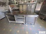 une grande cuisine équipée d'appareils électroménagers en inox et dotée d'un sol carrelé