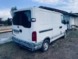 une camionnette blanche garée dans la cour