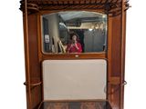 quelqu'un prend une photo de son reflet dans un miroir