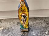 une figurine représentant une femme assise sur un rebord de fenêtre