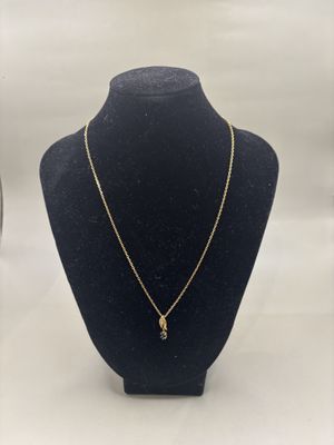 un collier en or autour du cou d'un mannequin, sur fond blanc