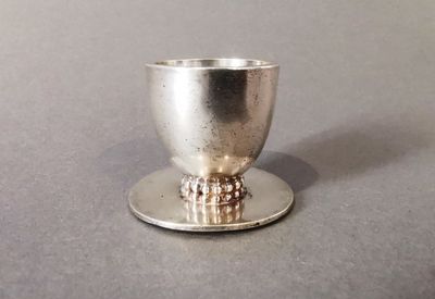 COQUETIER en métal argenté. Jean DESPRES, XXe siècle. Base c…