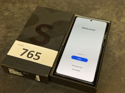 La boîte est ouverte et le téléphone est posé sur la table.