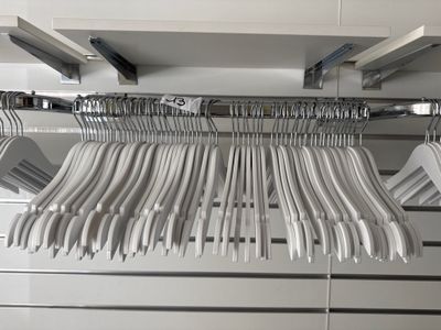 un portant sur lequel est suspendue une pile de vêtements