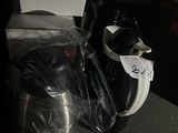 un sac posé sur un comptoir à côté d'une cafetière