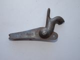un objet métallique qui ressemble à un oiseau sur une surface blanche