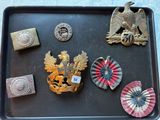 un plateau sur lequel se trouvent un plateau et des badges