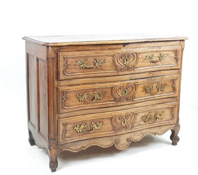 une commode en bois avec un plateau en marbre