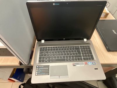 un ordinateur portable posé sur un bureau en bois