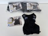 trois sacs de vêtements posés sur une table, à côté d'une paire de gants