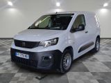 la camionnette blanche est garée sur le sol en damier d'une pièce