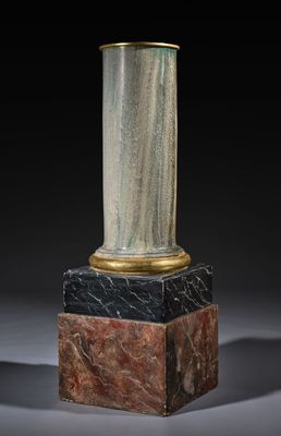 une image représentant un vase posé sur un socle, sur fond noir