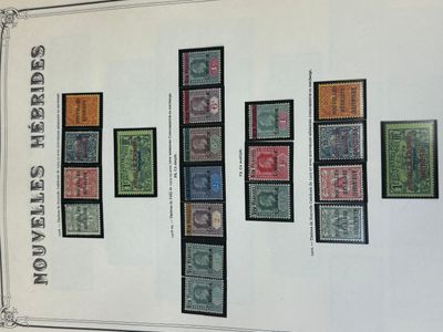 une photo d'une collection de timbres sur un mur