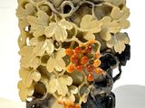 un vase orné d'un bouquet de fleurs