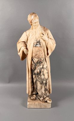 statue d'un homme à la longue barbe, vêtu d'une tunique et d'une robe