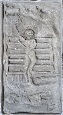 un relief en pierre représentant un homme assis sur un banc