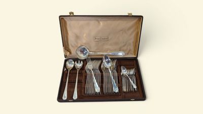 un coffret contenant de l'argenterie sur une surface blanche