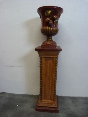 un vase posé sur un socle dans une pièce