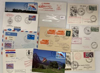 Cette carte postale comporte de nombreux timbres différents.