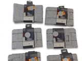 six morceaux de feutre gris, chacun orné de boutons orange et noirs