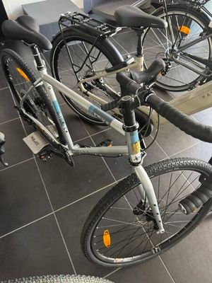 de nombreux vélos qui traînent par terre dans le magasin