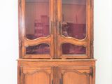 une armoire en bois munie de deux portes vitrées