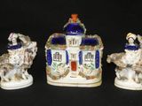 trois figurines en porcelaine représentant des chevaux et un homme à cheval