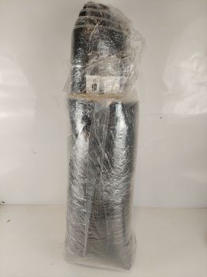 un rouleau de papier d'aluminium emballé dans du plastique, posé sur une table