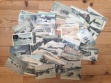 une pile de vieilles photos posée sur une table en bois