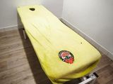 une planche de surf jaune posée sur un support dans une pièce
